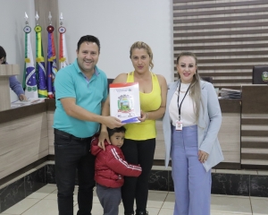 entrega-das-primeiras-matriculas-do-programa-regulariza-reserva-do-iguacu-xi.jpg