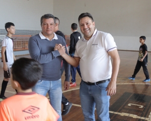 prefeito-vitorio-antunes-de-paula-visita-escolinha-de-futsal-da-vila-copel-i.jpg