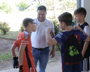 prefeito-vitorio-antunes-de-paula-visita-escolinha-de-futsal-da-vila-copel-iv.jpg