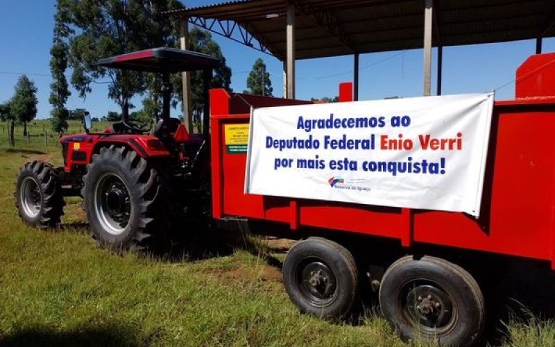  ENTREGA DE TRATOR E CARRETA AGRÍCOLA PARA A ASSOCIAÇÃO NOVA CONQUISTA DA COMUNIDADE ASSENTAMENTO PAINEIRA 