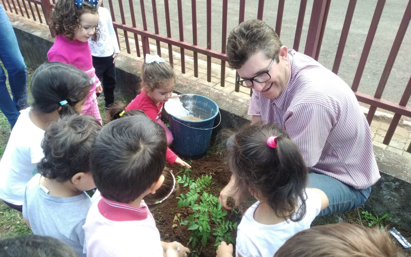 PROJETO DE EDUCAÇÃO AMBIENTAL NA CMEI CRIANÇA FELIZ EM RESERVA DO IGUAÇU-PR - PALESTRA LÚDICA E PLANTIO DE ÁRVORES